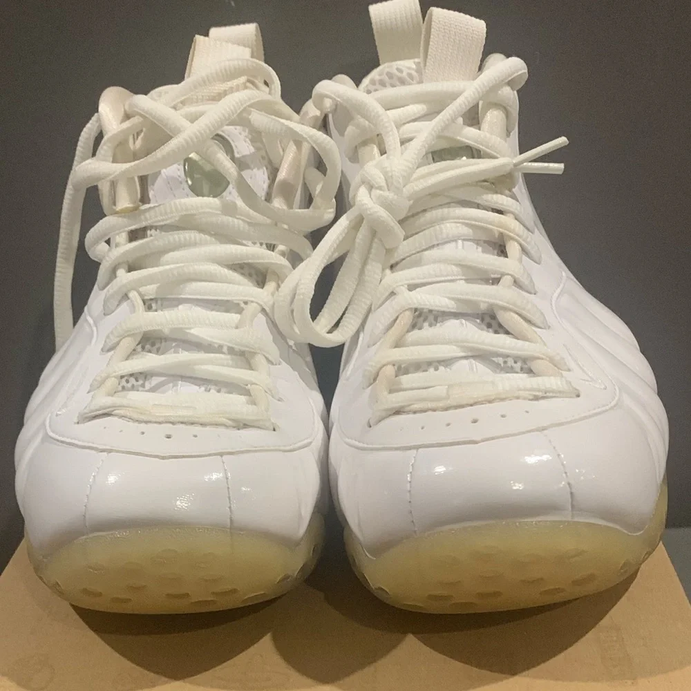 Men’s White Foamposite Sneakers Sz.7